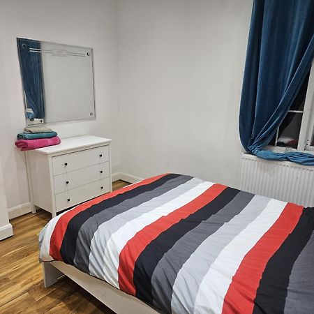 לונדון 2 Bedroom Flat - Travel Direct To Heathrow/Central מראה חיצוני תמונה