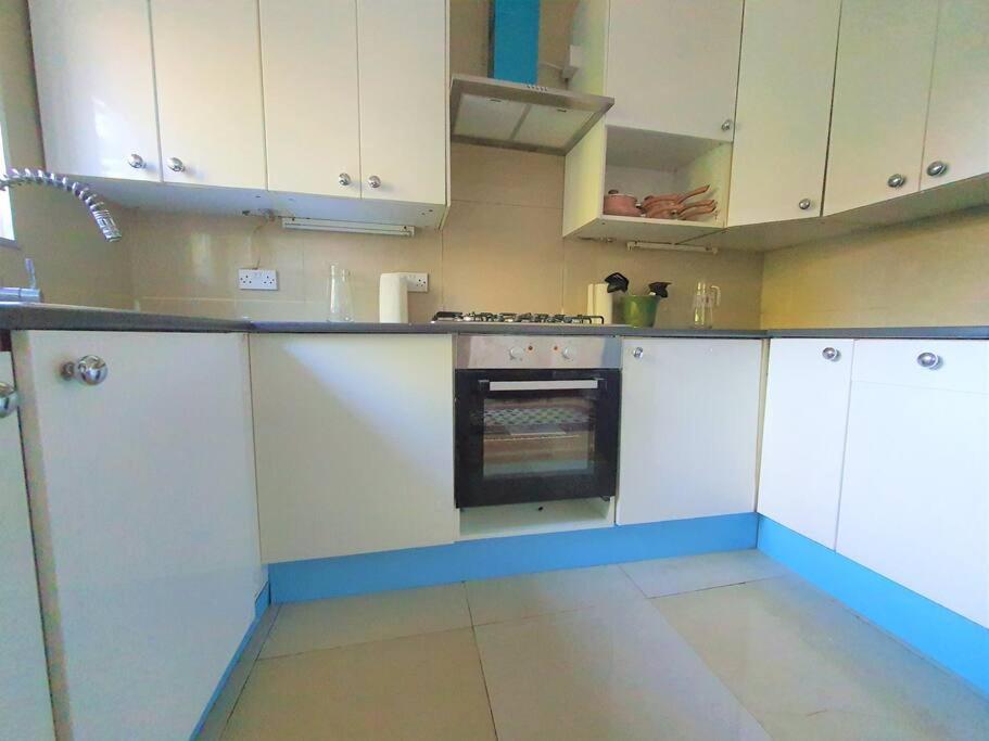 לונדון 2 Bedroom Flat - Travel Direct To Heathrow/Central מראה חיצוני תמונה