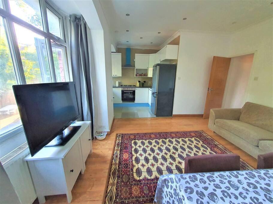 לונדון 2 Bedroom Flat - Travel Direct To Heathrow/Central מראה חיצוני תמונה