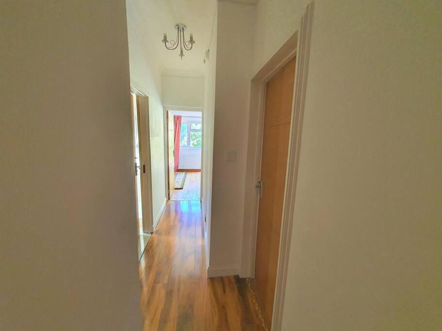 לונדון 2 Bedroom Flat - Travel Direct To Heathrow/Central מראה חיצוני תמונה